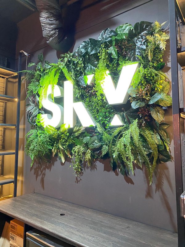 Логотип Sky из искусственных растений